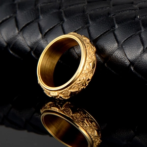 Détail macro d'une bague rotative dorée avec mantra bouddhiste en relief sur cuir