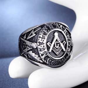 Gros plan d'une bague de franc-maçon en acier inoxydable vintage sur un modèle de main