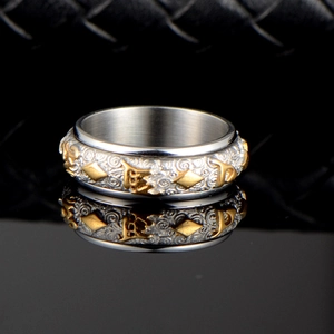 Vue macro de la bague rotative en acier inoxydable avec gravures dorées vintage