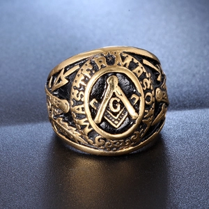 Gros plan de la bague maçonnique vintage avec symbole G plaqué or et texte Master Mason
