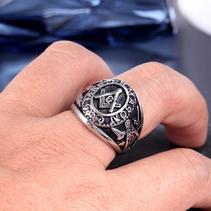 Vue macro d'une bague de franc-maçon argentée avec reliefs détaillés et gravures fines