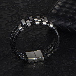 Bracelet pour homme en cuir tressé noir avec détails argentés et fermoir magnétique