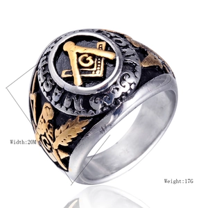 Bague franc-maçon bicolore en acier inoxydable avec emblème compas doré sur fond blanc