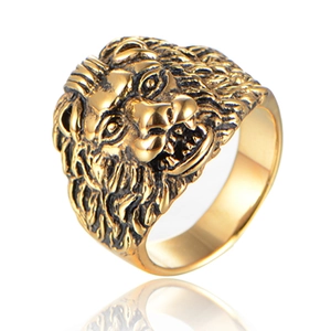 Gros plan de la bague tête de lion dorée avec détails de crinière et anneau interne poli
