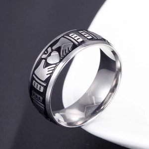 Bague Claddagh vintage en acier inoxydable avec cœur en émail noir et fini poli