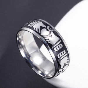 Bague Claddagh vintage en acier inoxydable avec mains tenant un cœur rouge couronné