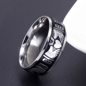Bague Claddagh classique en argent avec motifs cœur et couronne sur fond sombre
