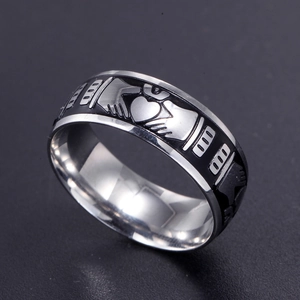 Bague Claddagh vintage en acier inoxydable avec émail noir sur surface sombre