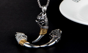 Vue détaillée du pendentif tête de dragon gothique avec dent de loup en or et argent