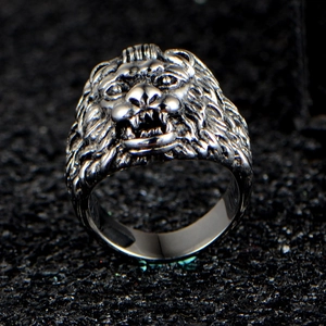 Bague tête de lion punk pour hommes en acier inoxydable oxydé avec des détails gothiques
