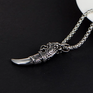Collier avec pendentif tête de loup en acier inoxydable et totem rétro sur chaîne box