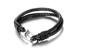 Détail d'un bracelet en cuir tressé noir pour homme avec fermoir crochet argenté poli