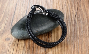 Détail du bracelet en cuir tressé noir pour homme avec fermoir mousqueton argenté