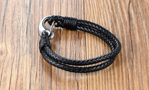 Vue détaillée d'un bracelet en cuir tressé noir à double épaisseur avec un fermoir crochet