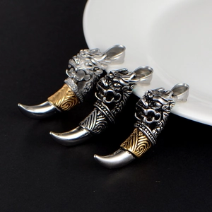 Collier avec pendentif dragon et dent de loup en acier titane pour homme style punk