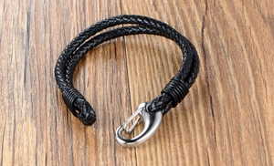 Détail du bracelet en cuir tressé noir avec fermoir mousqueton en acier inoxydable argent