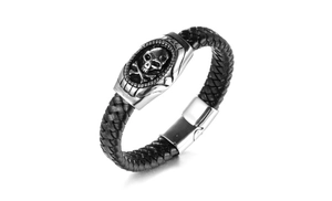 Détail du bracelet en cuir noir tressé avec crâne argenté et fermoir magnétique poli