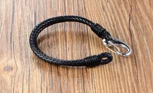Vue détaillée du bracelet en cuir tressé noir avec un fermoir mousqueton argenté poli
