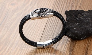 Détail du bracelet en cuir noir tressé avec breloque crâne et fermoir magnétique en métal