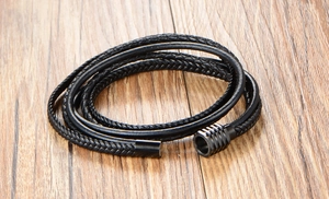 Détail de bracelet multi-rangs en cuir tressé noir pour homme avec fermoir magnétique mat