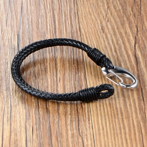 Bracelet tressé en cuir noir pour homme avec fermoir mousqueton argenté sur bois