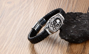 Détail d'un bracelet en cuir tressé pour homme avec une plaque en acier à tête de mort