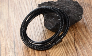 Détail du bracelet en cuir tressé noir à trois couches avec fermoir en métal noir mat