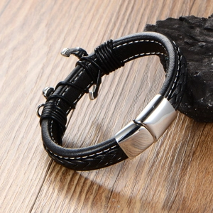 Vue détaillée du bracelet en cuir pour homme avec ancre argentée et crâne sur bois