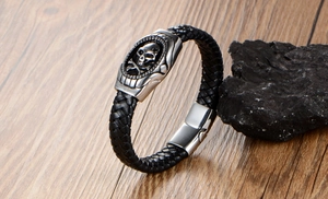 Détail macro du bracelet punk en cuir pour homme avec breloque crâne et os en argent poli