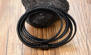 Détail du bracelet multicouche en cuir tressé noir avec fermoir magnétique texturé