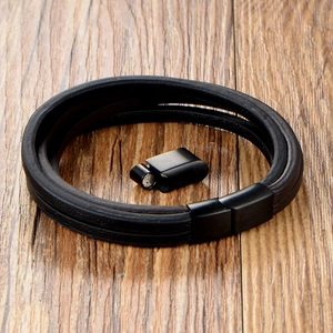 Bracelet multicouche en cuir tressé noir pour homme avec fermoir magnétique sur bois