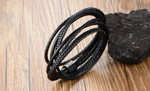 Détail d'un bracelet multicouche en cuir tressé noir pour homme avec fermoir magnétique