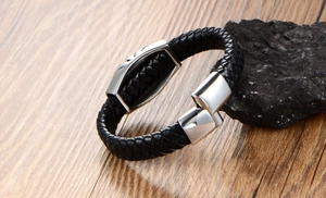Détail d'un bracelet en cuir tressé noir pour homme avec fermoir en acier inoxydable