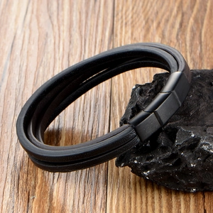 Bracelet multicouche en cuir noir pour homme avec boucle magnétique sur roche noire