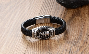 Gros plan d'une plaque en acier gravée de crâne sur un bracelet en cuir tressé