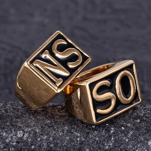 Herren Siegelringe aus Gold-Edelstahl mit schwarzem Emaille und NS-SO Buchstaben