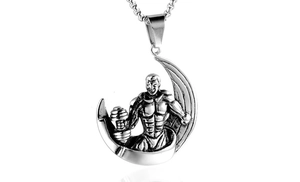 Vue macro du pendentif haltère montrant un homme musclé et un croissant de lune