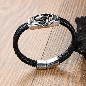 Bracelet punk rétro pour hommes en cuir tressé noir avec fermoir tête de mort en acier titane