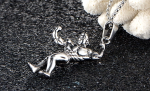 Detailansicht eines silbernen Edelstahl-Anhängers mit Muskelmann und quadratischer Kette