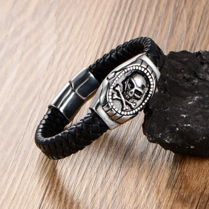 Bracelet cuir rétro pour homme avec crâne en acier sur un fond en bois rustique naturel