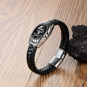 Bracelet tête de mort vintage pour homme en acier titane et cuir tressé noir sur bois
