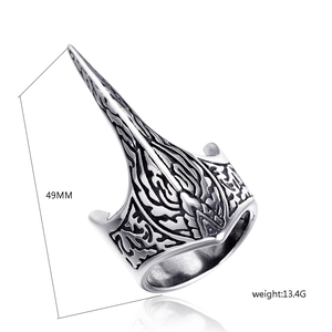 Detail view of gothic eagle claw armor ring with 49mm height and 13.4g weight specs
