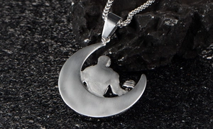 Détail du pendentif croissant haltère avec finition métal brossé sur fond de pierre