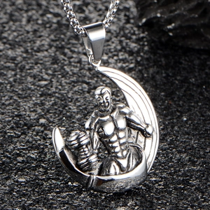 Pendentif haltère pour hommes avec homme musclé sur un croissant de lune argenté