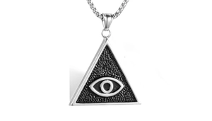 Détail macro du pendentif triangle œil de la providence en acier inoxydable poli