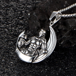 Collier de fitness argenté avec pendentif homme musclé sur lune et chaîne maille vénitienne