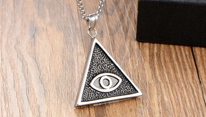 Gros plan du pendentif triangulaire en acier inoxydable Œil de la Providence