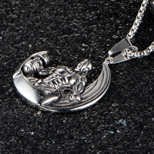 Pendentif haltérophile en acier argenté poli pour homme avec chaîne sur fond noir