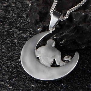 Collier haltère croissant pour homme avec pendentif silhouette sur roche noire