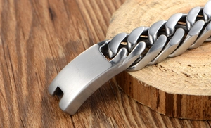 Détail d'un bracelet gourmette épais avec fermoir rectangulaire en métal brossé